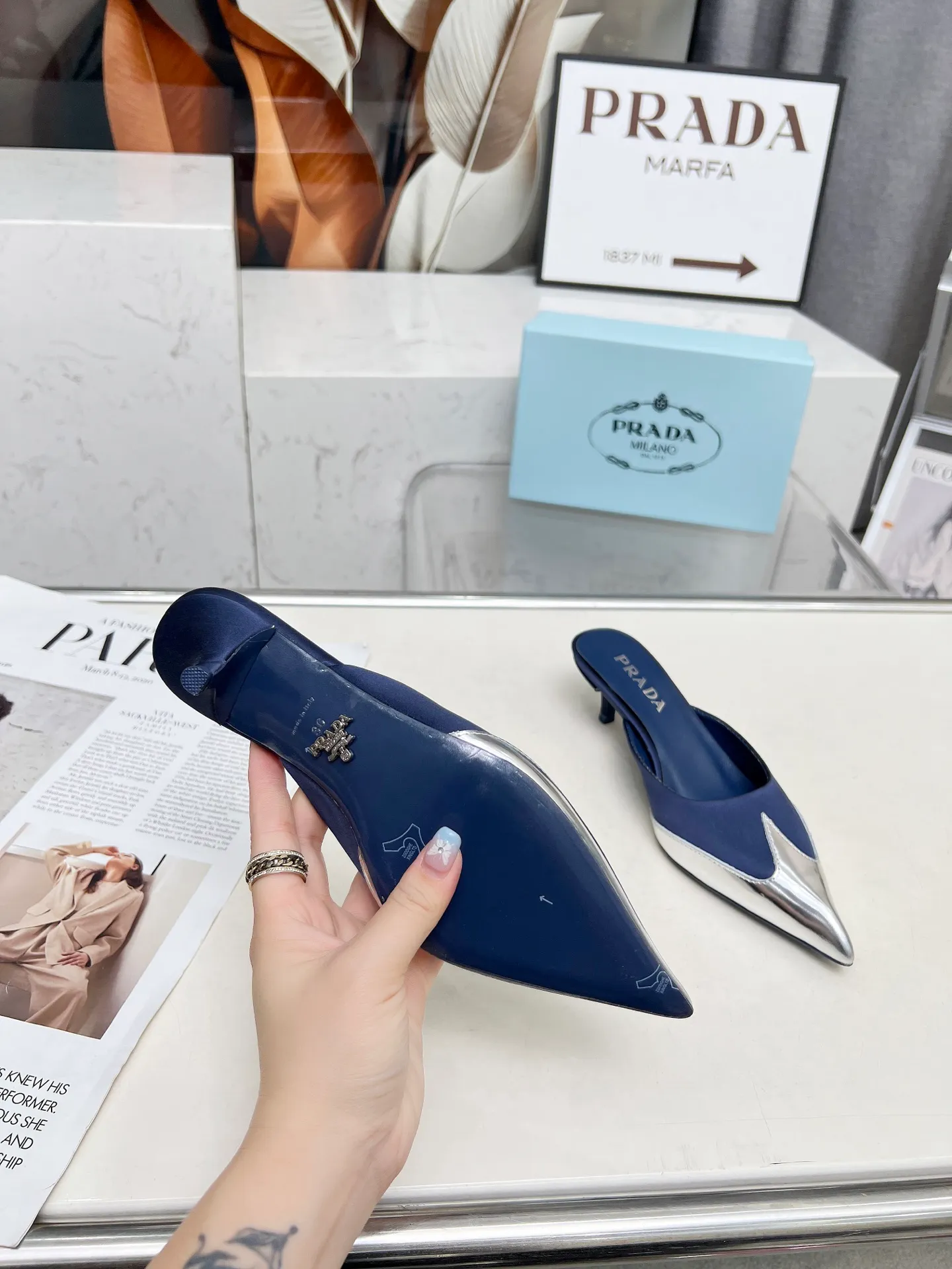 👟👟Ex-factory price 520👟👟 🏧2025 T show Mule shoes, silk pointed toe series🏧 (highest version with top packaging) PRADA 2025𝐬𝐬Prada new product, (top version) is coming! prada25 "T-stage show style" mainly promotes hot-selling styles, made of silk material and TPU Muller series spring and summer single shoes and sandals series. Made of high-quality silk satin and Tpu mirror material, a full range of simple light plate logo hot stamping. ——————————————————❣️ 2025SS PRADA spring and summer simple style, it looks so good. Various Internet celebrities have planted popular styles, awakening the imagination of skirt trains, corsets and bra curves, streamlined to the extreme ~ super popular series of hot products, with iconic logos on the heels or on the feet, as well as prismatic pointed toes, and angular lines are clearly defined.  Prada spring2025’s latest presentation is also wonderful with different styles! This season's Prada styles are simpler in design than before. They don't deliberately pursue a trendy or sporty feeling. They are all natural. The colors are also made of bright spring and summer eye-catching colored silks with pointed toes. They are so simple and beautiful. 😋The original shoes are developed and purchased from Italian counters, and are reproduced 1:1 according to the original taste. The newly opened low heel of 4cm has the same concave and convex height as the original version, creating a variety of sandals and slippers: low heel, pointed toe and half drag. 💛❤️ 💛❤️ ⚛Baotou low heel 4cm. ⚛Sale size: 35-41 (customized at 42.43) ⚛Top silk satin fabric + sheepskin lining + Italian triple-A cowhide bottom. 💙"Multiple colors, all official colors can be produced".